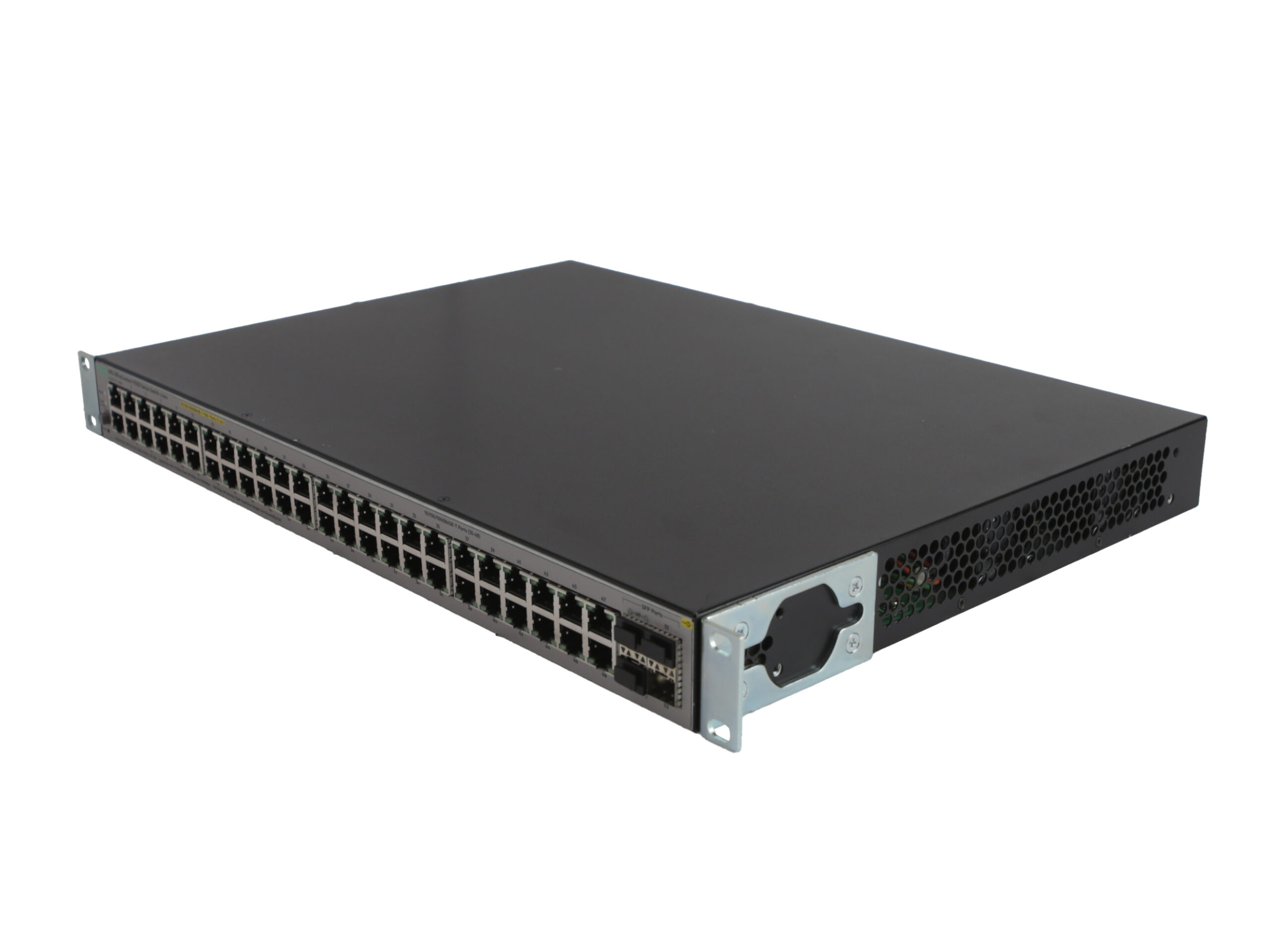 Switch HPE ustawiony na kącie, widoczny rząd portów RJ45 z przodu obudowy oraz wentylator z boku panelu
