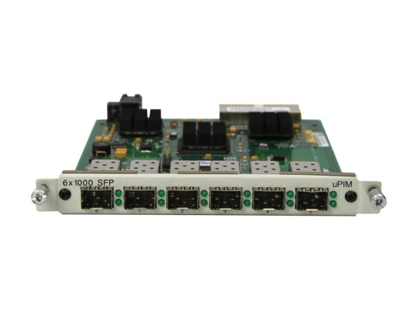 Moduł uPIM Juniper z widoczną płytką elektroniczną i sześcioma portami SFP w rzędzie na krawędzi