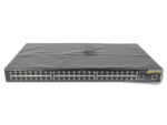 Przedni panel switcha z 48 portami RJ45 ułożonymi w dwóch rzędach, obudowa owinięta folią ochronną.