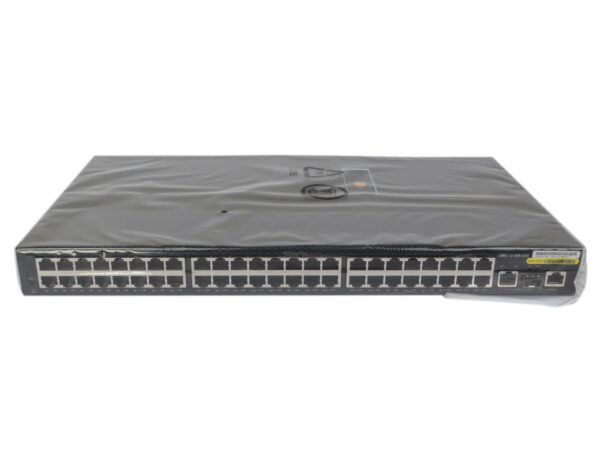 Przedni panel switcha z 48 portami RJ45 ułożonymi w dwóch rzędach, obudowa owinięta folią ochronną.