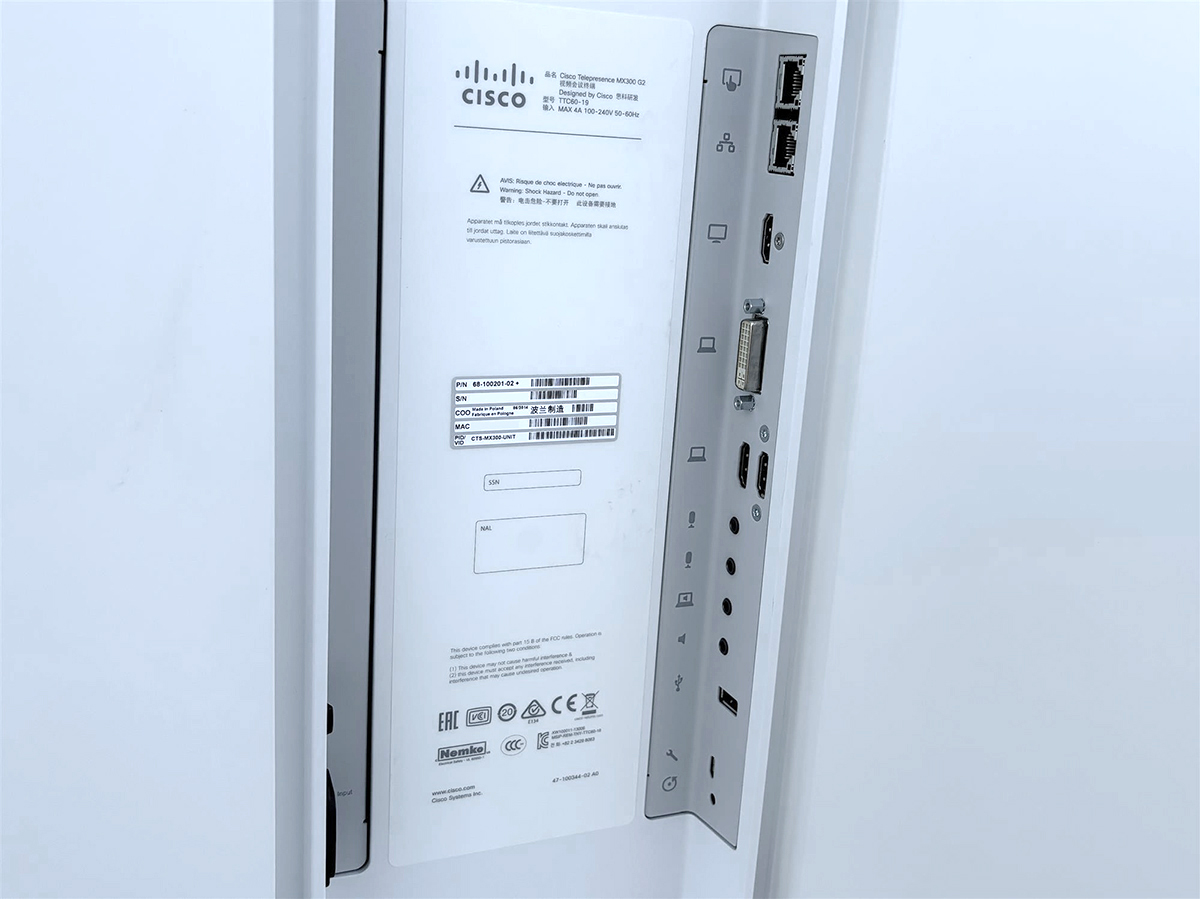 Tył panelu Cisco TelePresence z tabliczką znamionową i rzędem złączy: HDMI, DVI oraz gniazda audio/sieciowe.