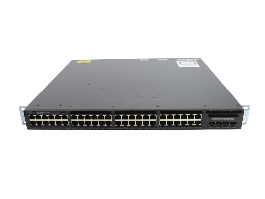 Przedni panel switcha Cisco Catalyst z widocznymi 48 portami RJ45 i dwoma slotami SFP+ po prawej stronie.
