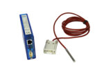 Moduł termometru IP z portem RJ45 i diodami LED, obok złącze DB9 z czerwonym przewodem czujnika Pt100.