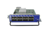 Moduł Juniper z niebieską obudową, widoczna płyta elektroniczna oraz rząd 16 gniazd SFP z uchwytem do wyciągania z obudowy.