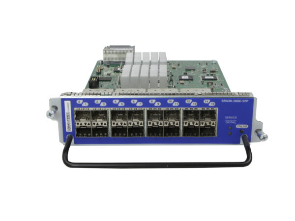 Moduł Juniper z niebieską obudową, widoczna płyta elektroniczna oraz rząd 16 gniazd SFP z uchwytem do wyciągania z obudowy.