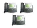 Trzy identyczne telefony IP Cisco CP-7962G ustawione obok siebie, każdy ze słuchawką i wyświetlaczem LCD.