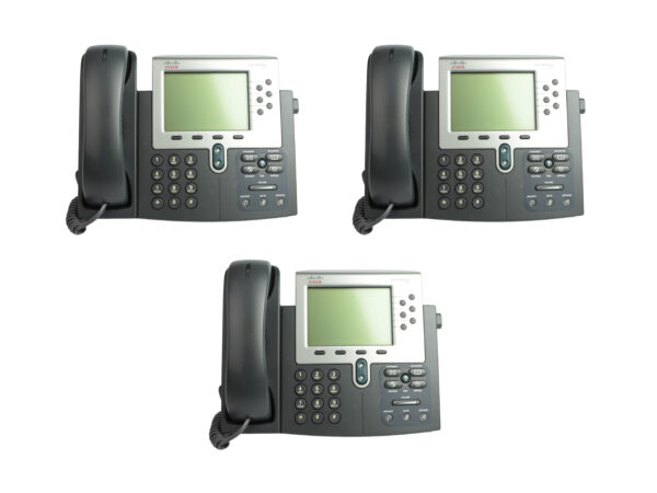 Trzy identyczne telefony IP Cisco CP-7962G ustawione obok siebie, każdy ze słuchawką i wyświetlaczem LCD.