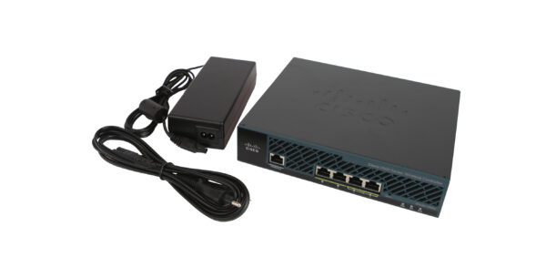 Kontroler Cisco z widocznymi czterema portami RJ45 z przodu obok dołączonego zasilacza z kablem zasilającym.