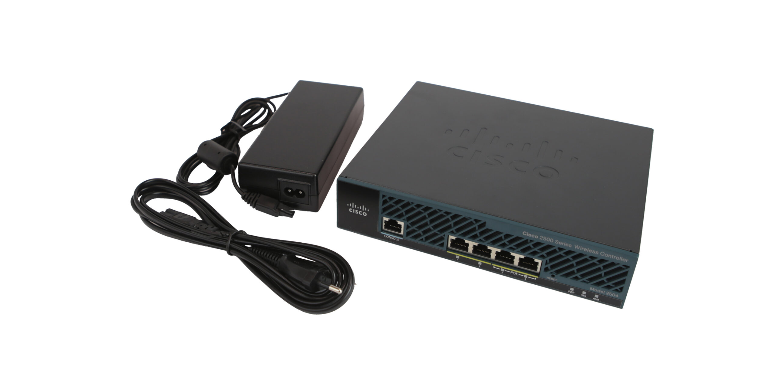 Kontroler Cisco z widocznymi czterema portami RJ45 z przodu obok dołączonego zasilacza z kablem zasilającym.