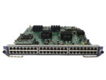 Moduł liniowy switcha HP z odsłoniętą płytą elektroniczną i dwoma rzędami 48 portów RJ45 z przodu.