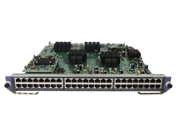 Moduł liniowy switcha HP z odsłoniętą płytą elektroniczną i dwoma rzędami 48 portów RJ45 z przodu.