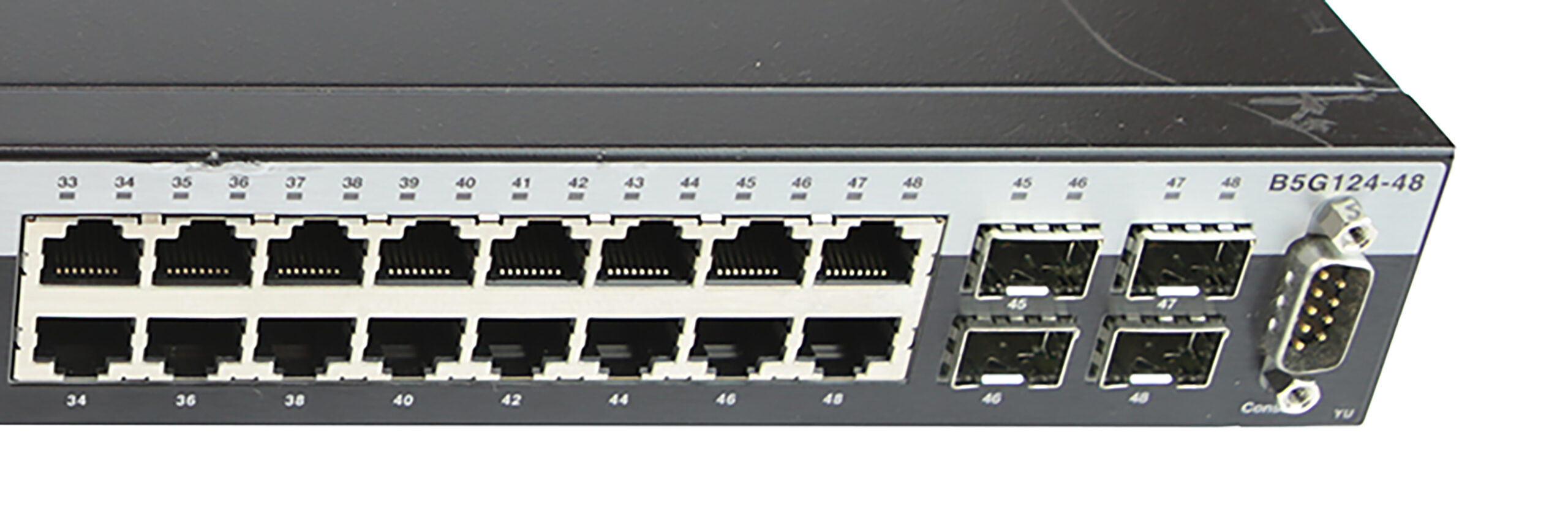 Przedni panel switcha Enterasys z dwoma rzędami portów RJ45, czterema slotami SFP i portem konsolowym po prawej.