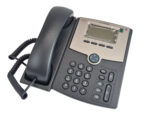 Telefon IP Cisco z podniesioną słuchawką na widełkach, wyświetlaczem LCD, klawiaturą numeryczną i przyciskami nawigacji