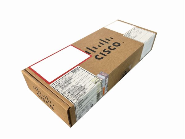 Zamknięte kartonowe pudełko z logo Cisco i naklejkami z etykietami na wieku, ujęcie pod kątem.