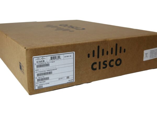 Zamknięte kartonowe pudełko z logo Cisco i naklejkami z etykietami na górze i boku opakowania.