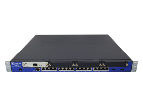 Przedni panel switcha Juniper SRX240H2 z rzędami portów RJ45, dwoma slotami SFP i uszami montażowymi rack.