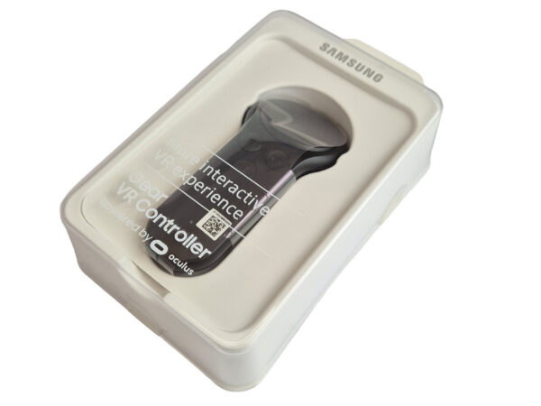 Kontroler Samsung Gear VR w oryginalnym białym pudełku z okienkiem, widok pod kątem z przodu