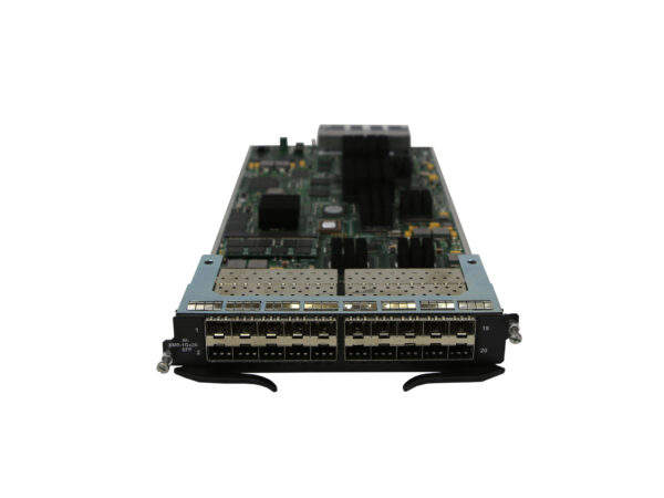 Moduł liniowy Brocade z dwoma rzędami po 20 gniazd SFP, widoczna płytka elektroniczna od góry pod kątem.