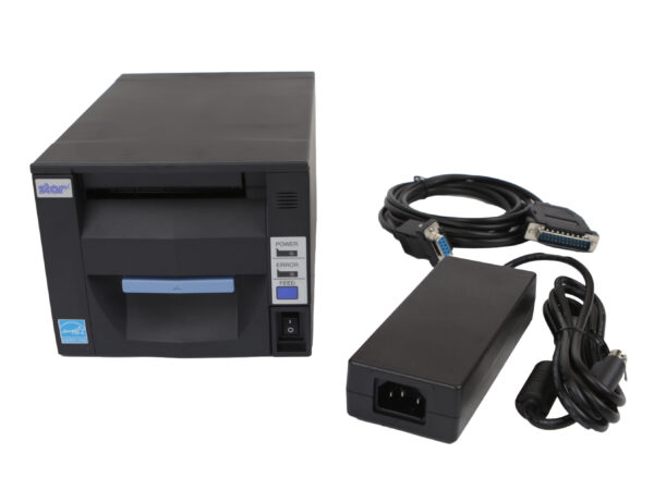 Drukarka termiczna Star Micronics FVP10U obok zasilacza sieciowego i kabla z wtyczką do zasilacza.