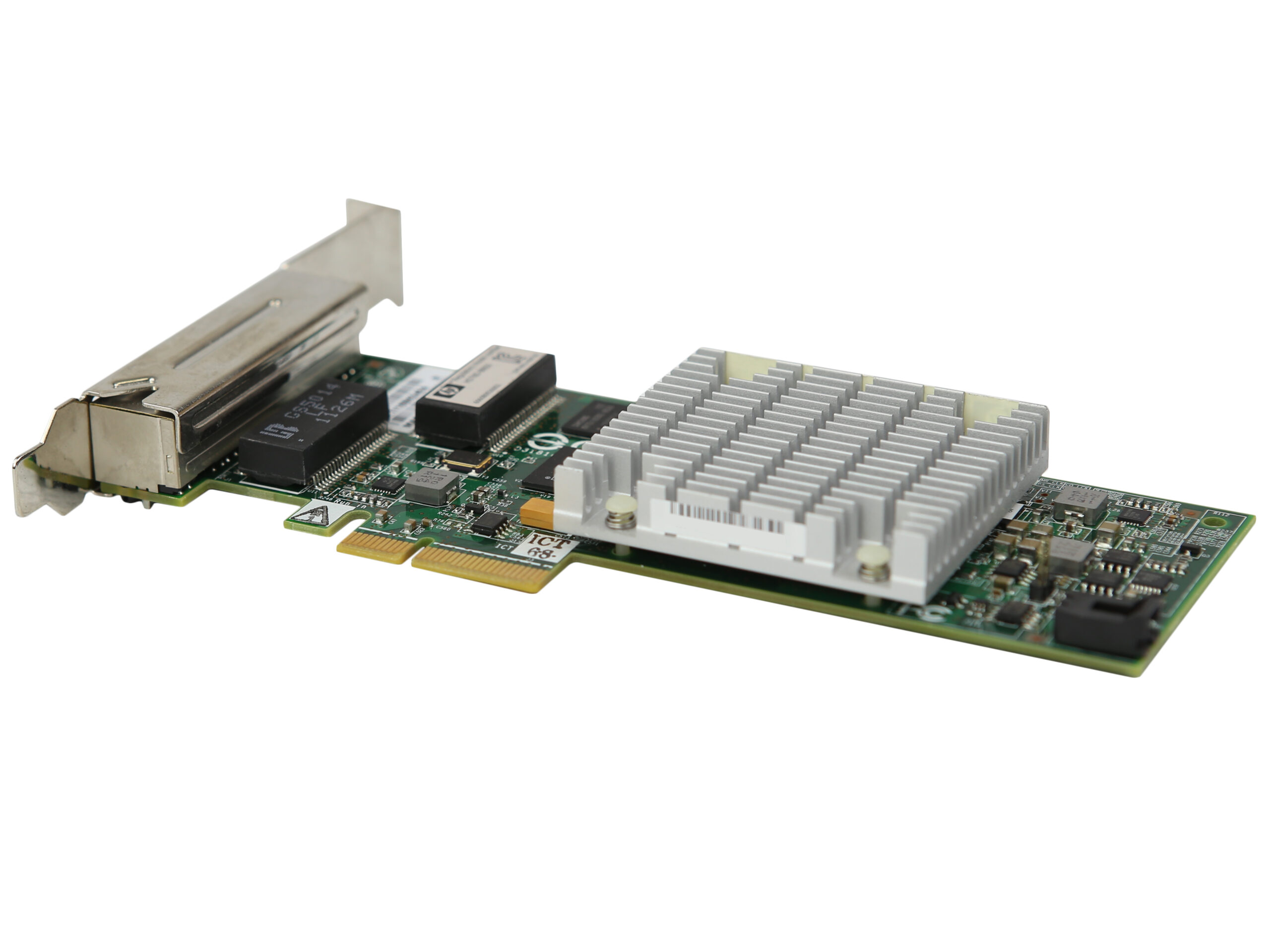 Karta sieciowa PCIe z metalowym radiatorem chłodzącym i czterema portami RJ45 w profilu low profile, widok z boku.