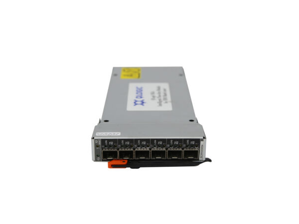 Moduł IBM Qlogic BRX-8146 z boku, widoczne sześć portów światłowodowych FC i pomarańczowa dźwignia wysuwu.