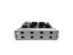 Moduł Cisco z ośmioma portami RJ45 w dwóch rzędach na przedniej krawędzi, widok pod niewielkim kątem z góry.