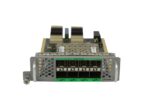 Moduł rozszerzeń Cisco z ośmioma portami SFP w rzędzie na przednim panelu, widok pod kątem z odkrytą płytą główną od góry