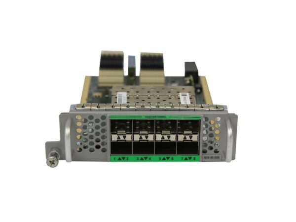 Moduł rozszerzeń Cisco z ośmioma portami SFP w rzędzie na przednim panelu, widok pod kątem z odkrytą płytą główną od góry