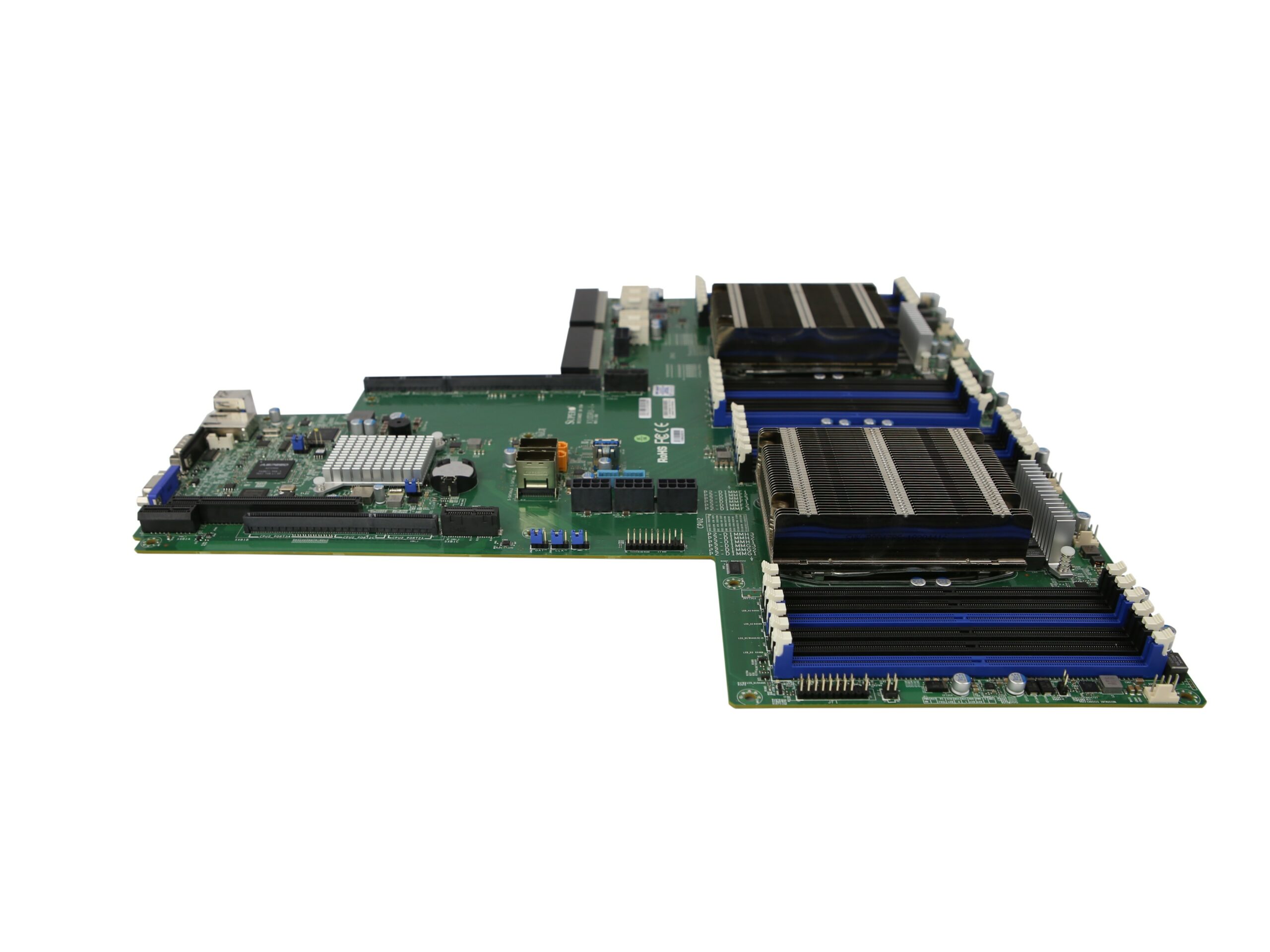 Płyta główna serwerowa Supermicro widziana pod kątem z boku, z dwoma gniazdami procesora i licznymi slotami RAM DDR4.