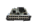 Moduł Brocade z odsłoniętą płytką elektroniczną i dwoma rzędami po 10 portów RJ-45, uchwyt montażowy z boku.