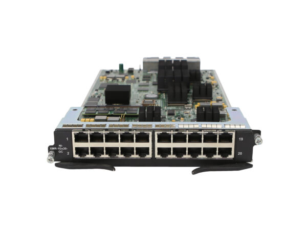 Moduł Brocade z odsłoniętą płytką elektroniczną i dwoma rzędami po 10 portów RJ-45, uchwyt montażowy z boku.