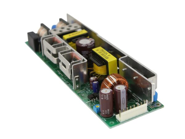 Otwarty moduł zasilacza impulsowego na płytce PCB z widocznymi kondensatorami, transformatorem i radiatorami metalowymi.