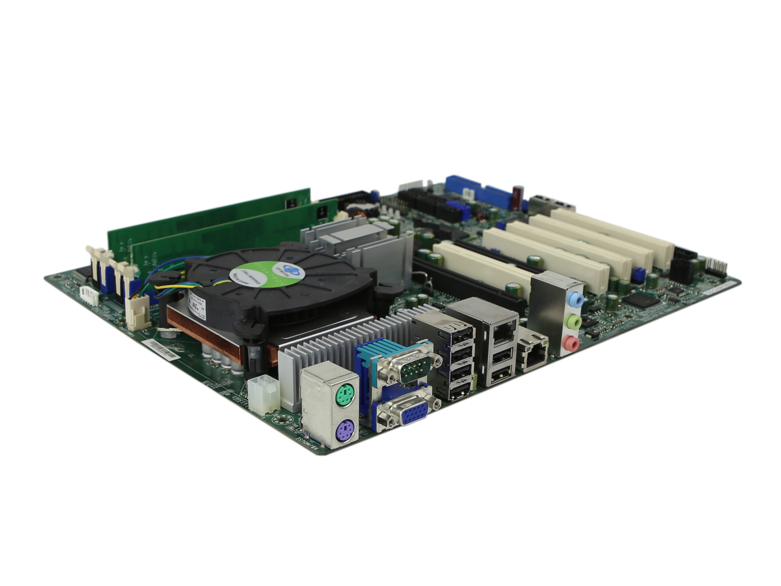 Płyta główna ATX pod kątem z góry, widoczny wentylator chłodzenia CPU, gniazdo PCI, złącza DDR2 i porty USB/audio z tyłu