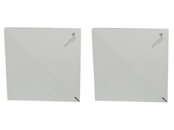 Dwa kwadratowe access pointy Aerohive w białych obudowach, widok od góry z logo producenta w rogu.