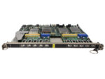 Moduł liniowy Dell Force10 z odkrytą płytą elektroniczną i dziesięcioma portami SFP+ w rzędzie na krawędzi.