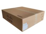 Zamknięty karton wysyłkowy Cisco z widocznym logo producenta i etykietami na boku opakowania.