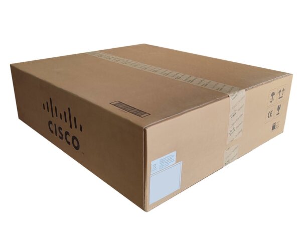 Zamknięty karton wysyłkowy Cisco z widocznym logo producenta i etykietami na boku opakowania.