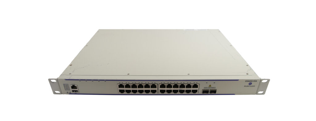 Przedni panel switcha Alcatel-Lucent z dwoma rzędami portów RJ45 i uszami montażowymi do szafy rack