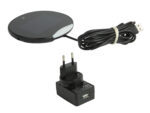 Okrągły dotykowy panel rezerwacji Qbic z zwiniętym kablem USB i osobną ładowarką sieciową z wtyczką euro.