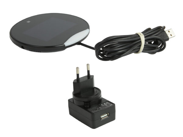 Okrągły dotykowy panel rezerwacji Qbic z zwiniętym kablem USB i osobną ładowarką sieciową z wtyczką euro.
