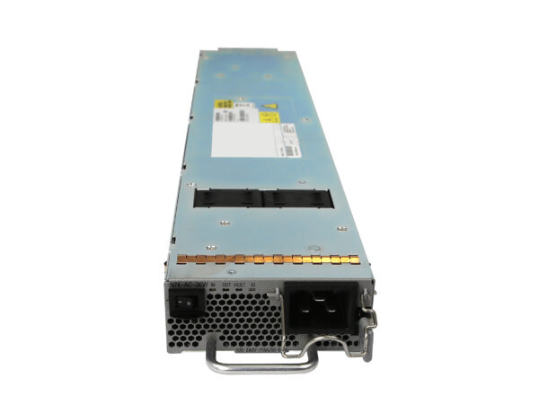 Zasilacz Cisco N7K-AC-3KW ujęty od tyłu, widoczne gniazdo IEC do kabla zasilającego i uchwyt do wysuwania modułu.