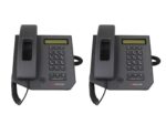 Dwa identyczne telefony biurkowe Polycom CX300 ze słuchawkami na widełkach, widok z przodu obok siebie