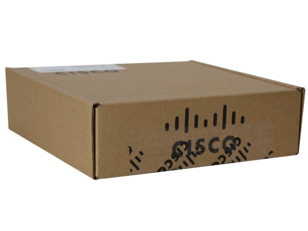 Zamknięte tekturowe pudełko z logo Cisco widoczne z góry, z naklejką na boku kartonu.