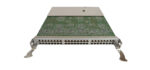 Karta liniowa Brocade VDX8770 z widoczną zieloną płytką PCB i 48 portami RJ45 na przednim panelu, ujęcie pod kątem.