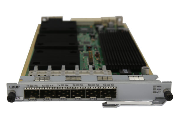 Moduł Huawei LBBP z rzędem portów SFP na przednim panelu, widoczna płyta z radiatorem od góry pod kątem