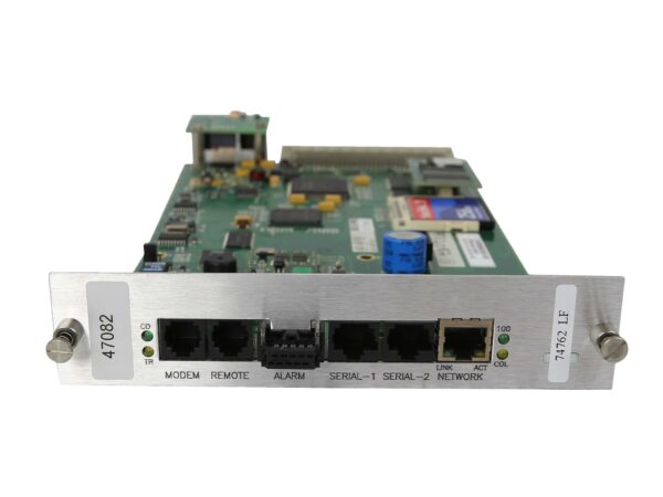 Karta kontrolna z odsłoniętą płytką PCB, na przednim panelu porty: modem, remote, alarm, dwa serial i network.