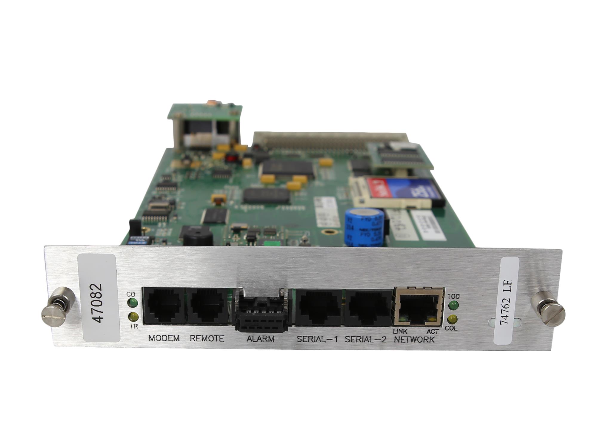 Karta kontrolna z odsłoniętą płytką PCB, na przednim panelu porty: modem, remote, alarm, dwa serial i network.