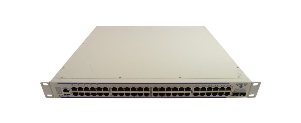 Przedni panel switcha Alcatel-Lucent z widocznym rzędem 48 portów RJ45 i dodatkowymi slotami SFP po prawej stronie.