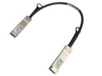 Krótki kabel DAC z metalowymi wtykami QSFP+ na obu końcach, ułożony w łuku na białym tle.