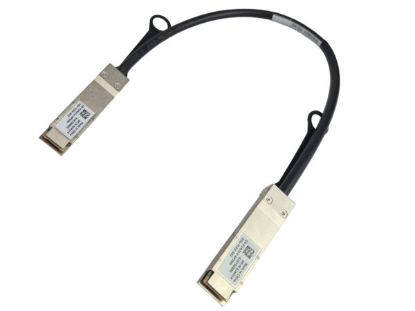 Krótki kabel DAC z metalowymi wtykami QSFP+ na obu końcach, ułożony w łuku na białym tle.